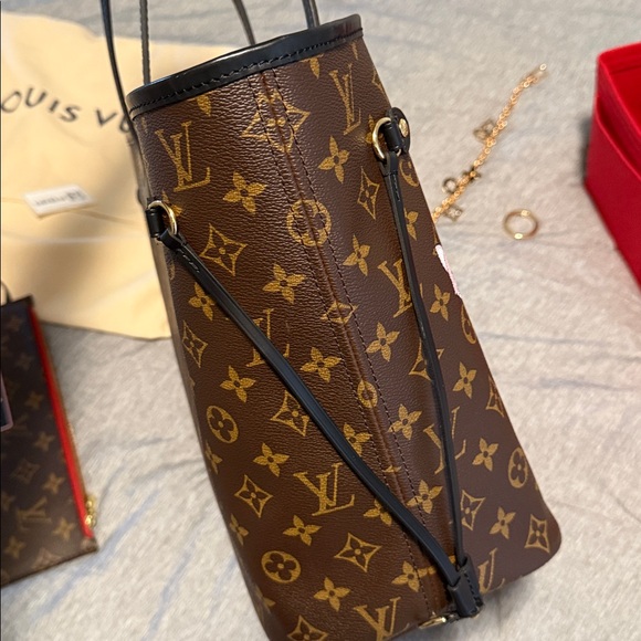 Louis Vuitton Monogram World Tour NeverFull MM - Picture 5 of 17